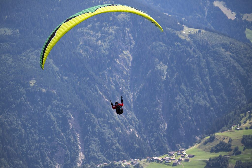 Gleitschirmpilot hängt in Oberägeri neun Stunden lang an Baum