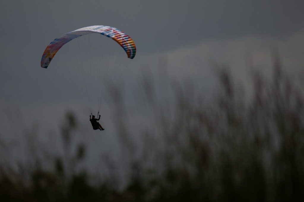 Schweizer verletzt sich bei Gleitschirmunfall in Österreich schwer