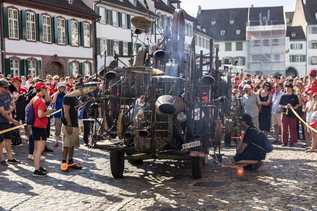 Fanmarsch durch Basel wegen Panne ohne Tinguelys Klamauk-Skulptur
