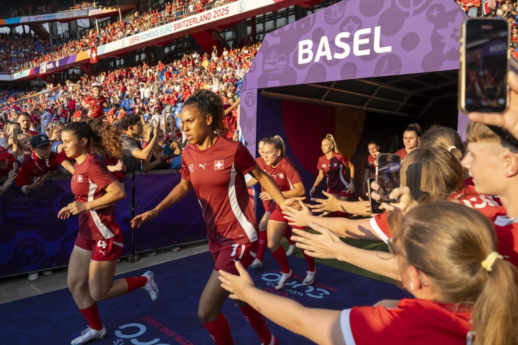 Das EM-Turnier ist farbenfroh und stimmgewaltig eröffnet