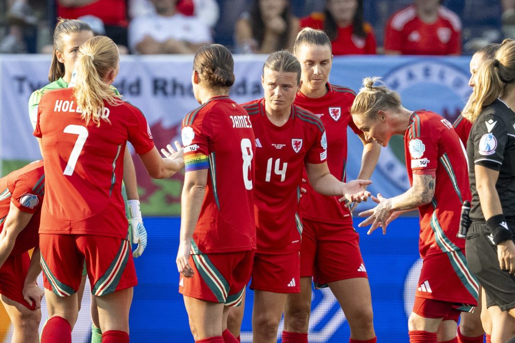 Team-Bus von Wales kollidiert mit Auto