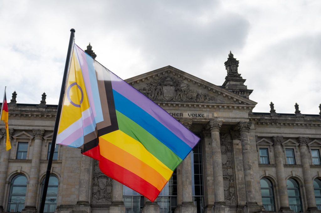 Abgeordnete müssen Regenbogenfahne aus Büros entfernen