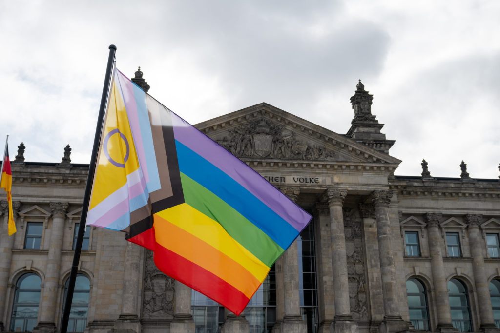 Abgeordnete müssen Regenbogenfahne aus Büros entfernen