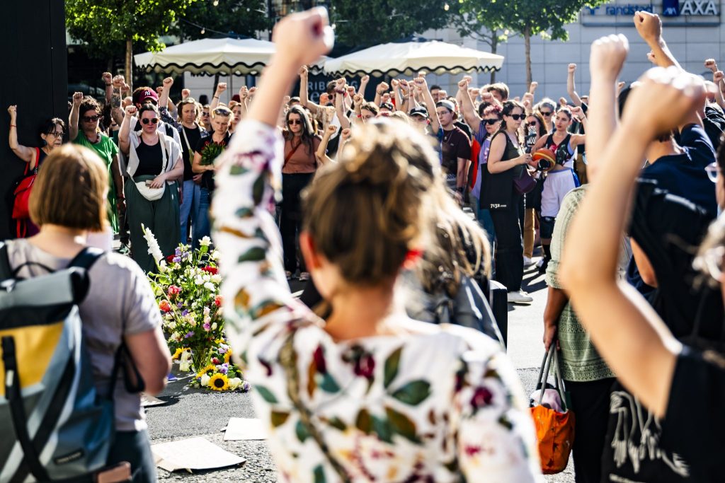 Rund 300 Personen demonstrieren gegen Femizid von Givisiez