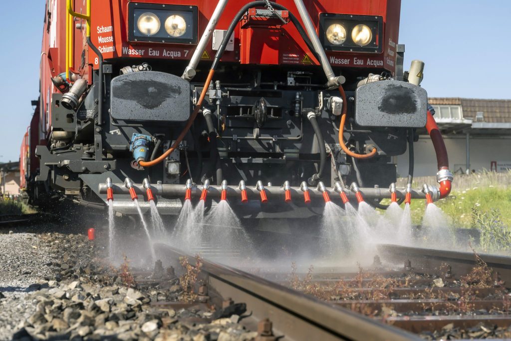 Verformte SBB-Gleise erhalten bei Sommerhitze eine Wasserdusche
