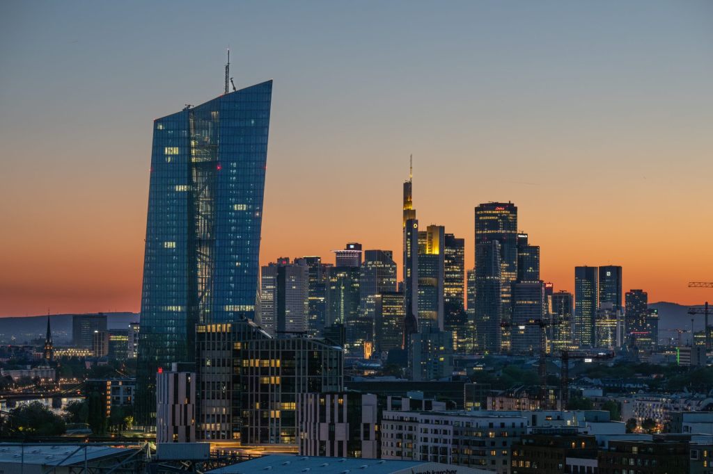 EZB lässt Leitzinsen unverändert – Sorgen wegen US-Zöllen