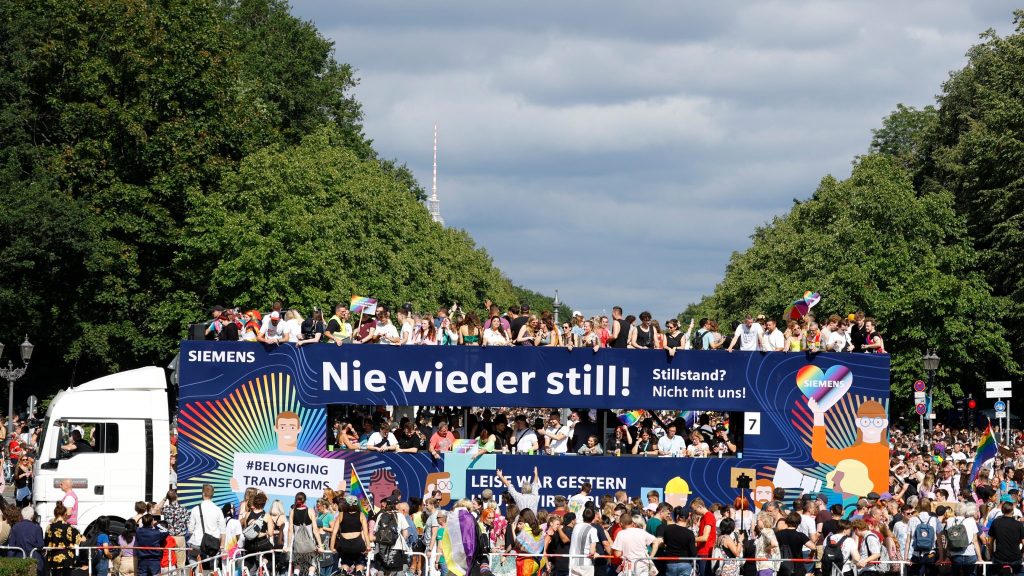Zehntausende nehmen in Berlin am Christopher Street Day teil