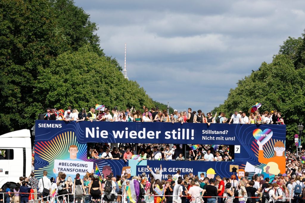 Zehntausende nehmen in Berlin am Christopher Street Day teil
