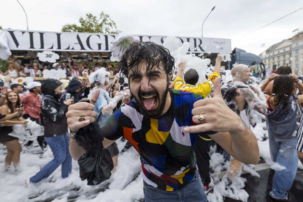 Über 10’000 Menschen trotzen an der Genfer Lake Parade dem Regen