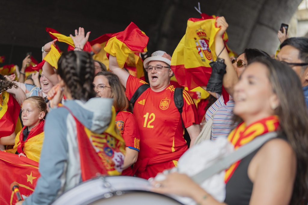 Tausende Fans marschieren in Basel zum Final der Frauen-EM