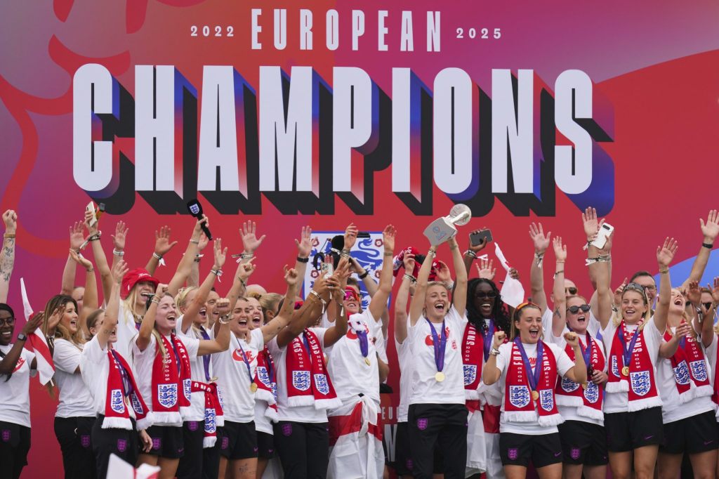 Fans feiern Englands Europameisterinnen in London