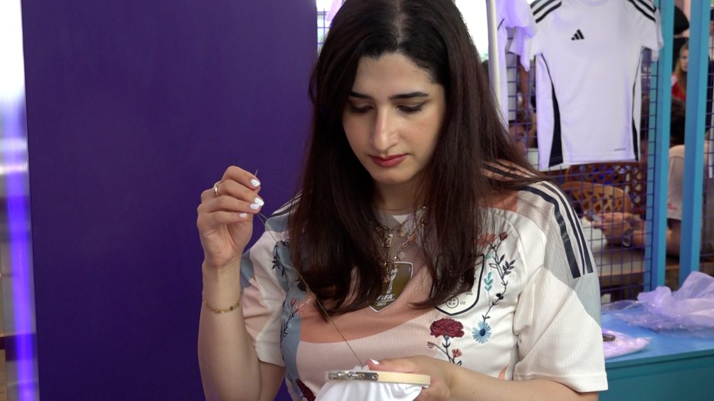 The Football Gal: Künstlerin mit dem Faden macht Fussballtrikots einzigartig