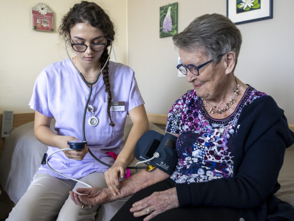 Regierung sieht Zunahme bei Pflegeausbildungen