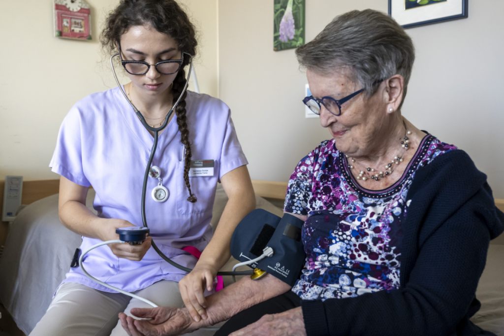 Regierung sieht Zunahme bei Pflegeausbildungen