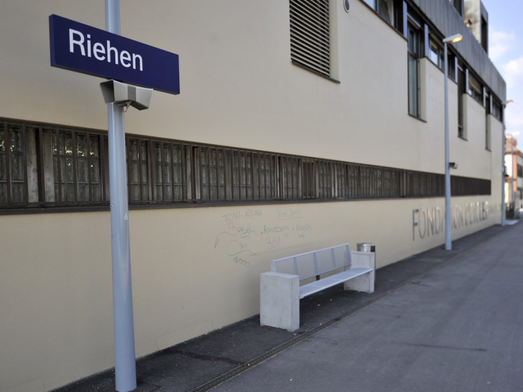 Wegen Bahnsperre verkehren Ersatzbusse durch Riehen