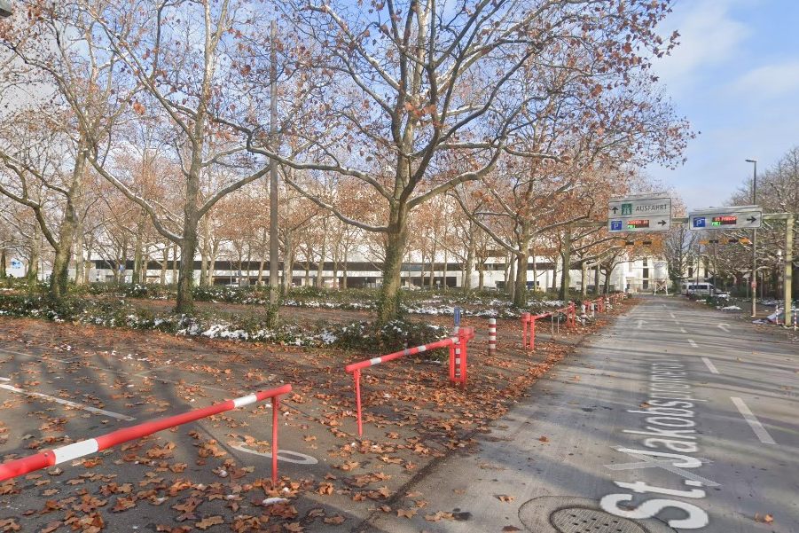 Dealer auf Parkplatz erschossen: Tatverdächtiger nach 25 Jahren vor Gericht