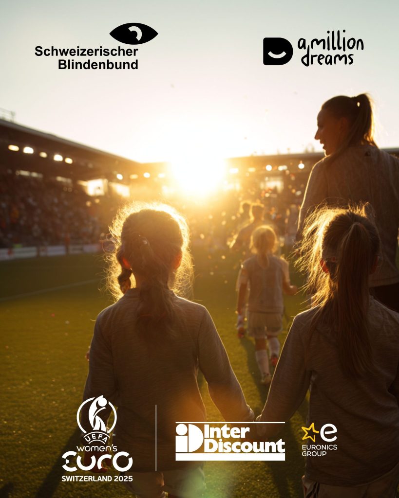 Sehbeeinträchtigte und blinde Kinder laufen mit Spielerinnen ins Stadion in St. Gallen ein