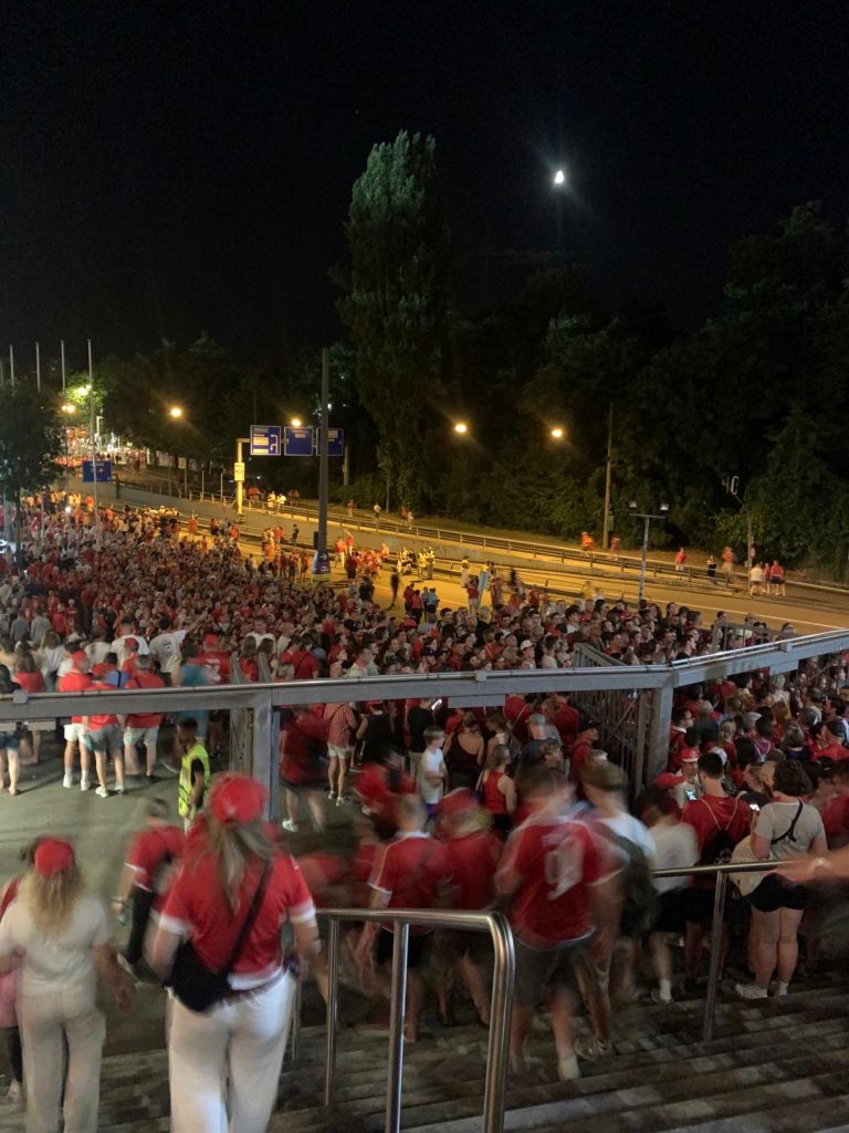 Überfüllte Züge nach EM-Spiel: SBB prüfen Massnahmen