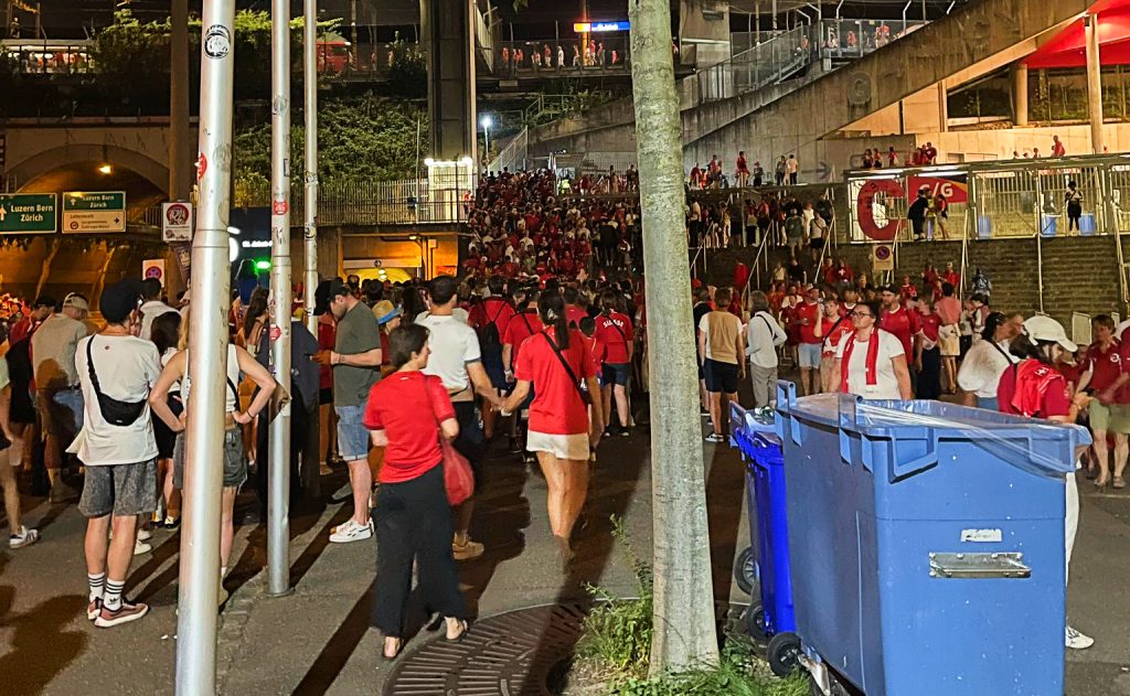 Überfüllte Züge nach EM-Spiel: SBB prüfen Massnahmen