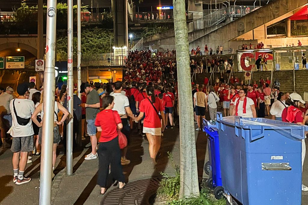 Überfüllte Züge nach EM-Spiel: SBB prüfen Massnahmen