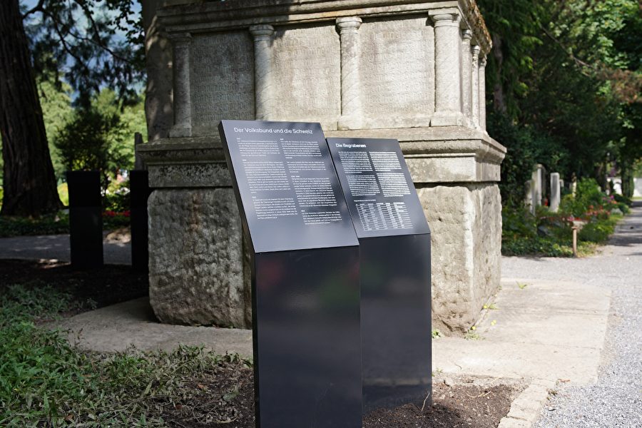Stadt Chur stellt Informationstafeln neben Nazi-Stein