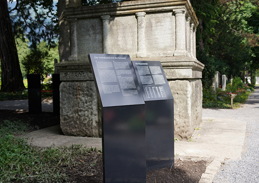 Stadt Chur stellt Informationstafeln neben Nazi-Stein