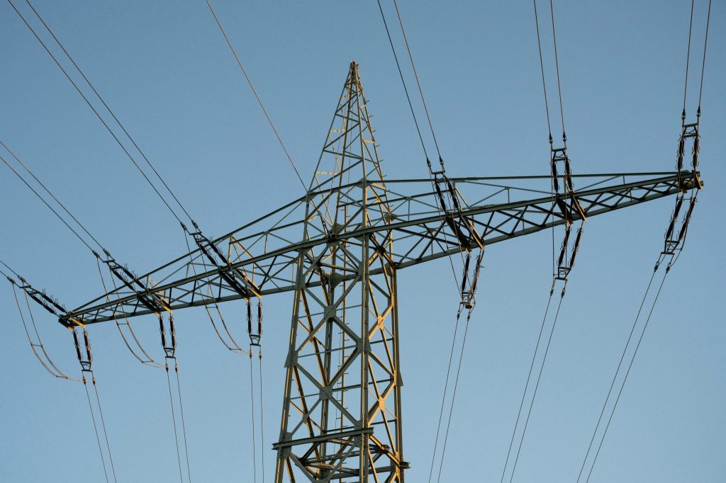 Strompreise für 2026 dürften laut Umfrage sinken