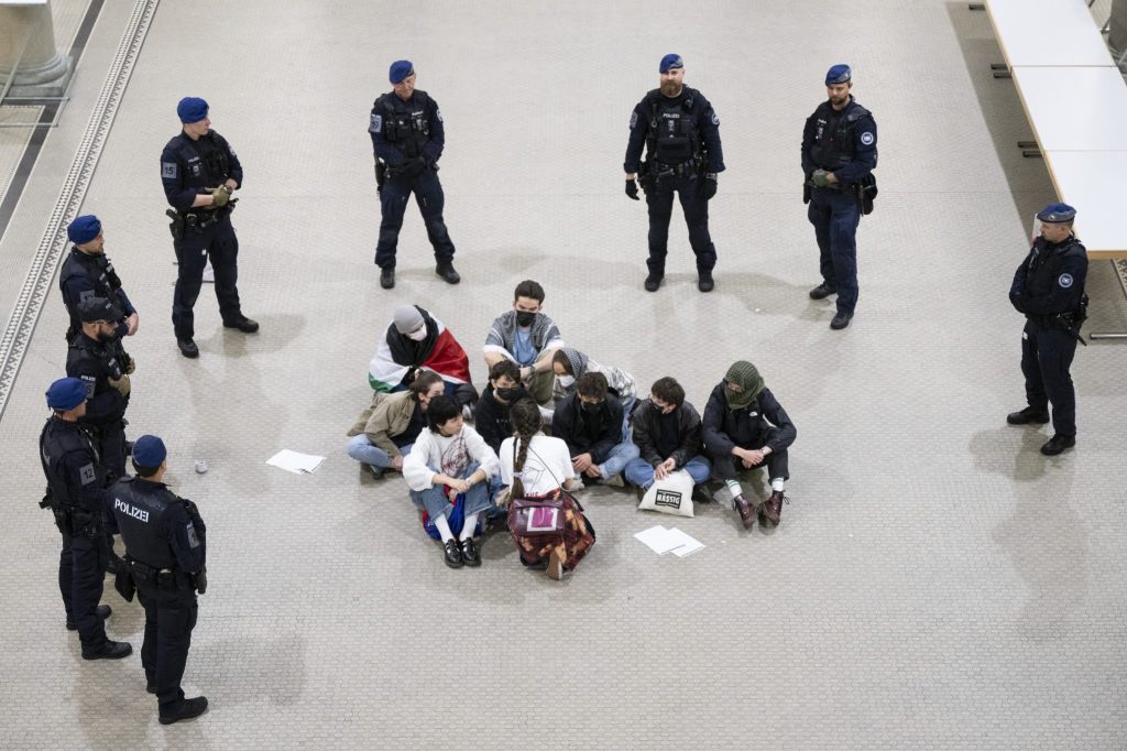 Pro-Palästina-Demonstrierende stehen vor Zürcher Gericht