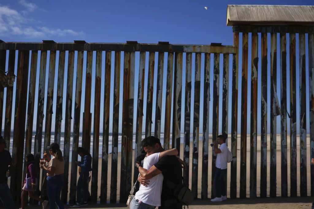 Trump lässt Grenzzaun zu Mexiko schwarz streichen