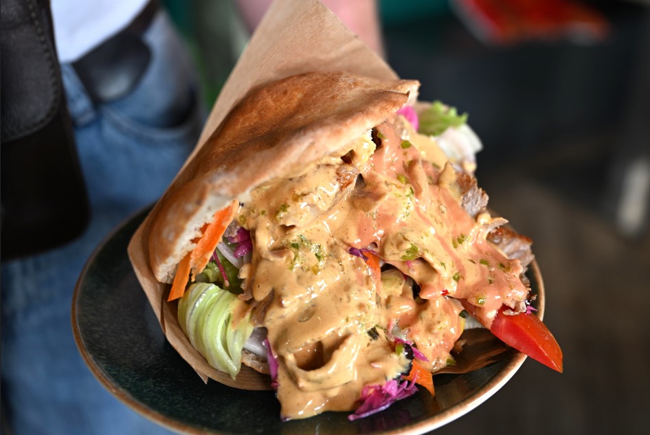Döner mit Gemütlichkeit: Nach einem Jahr kennt Bon Goût das 4057 und umgekehrt
