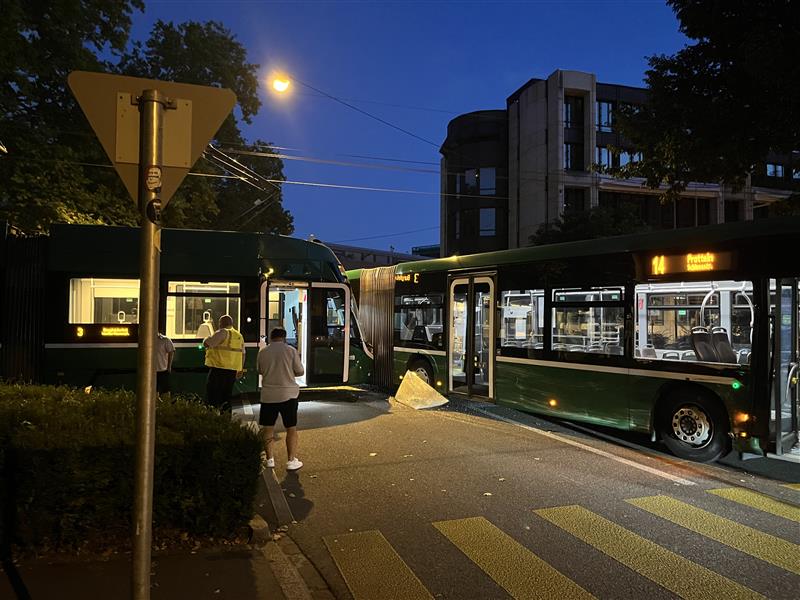 Unfall zwischen Tram und Bus in St. Alban-Anlage