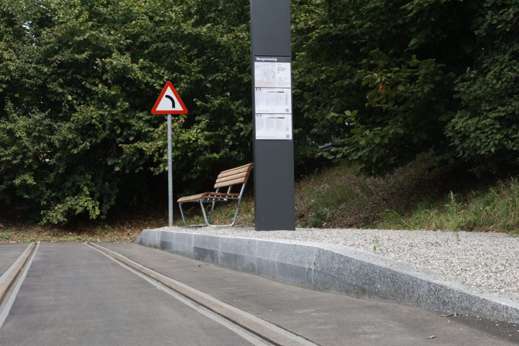 Mit Regenjacke und -hose: Kinder eröffnen den frisch sanierten Verkehrsgarten