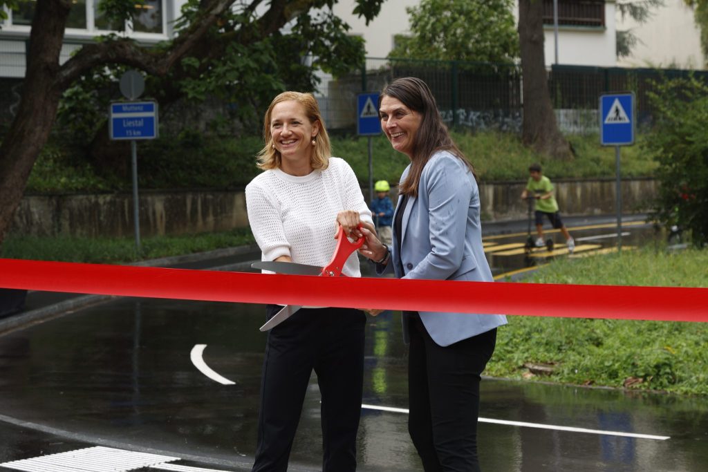 Mit Regenjacke und -hose: Kinder eröffnen den frisch sanierten Verkehrsgarten