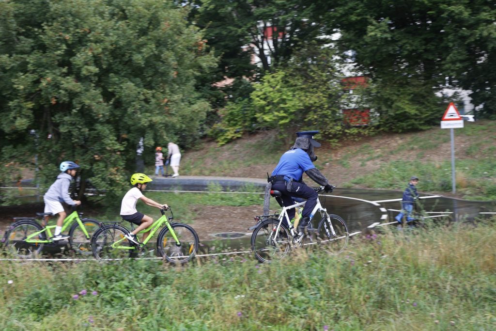 Mit Regenjacke und -hose: Kinder eröffnen den frisch sanierten Verkehrsgarten