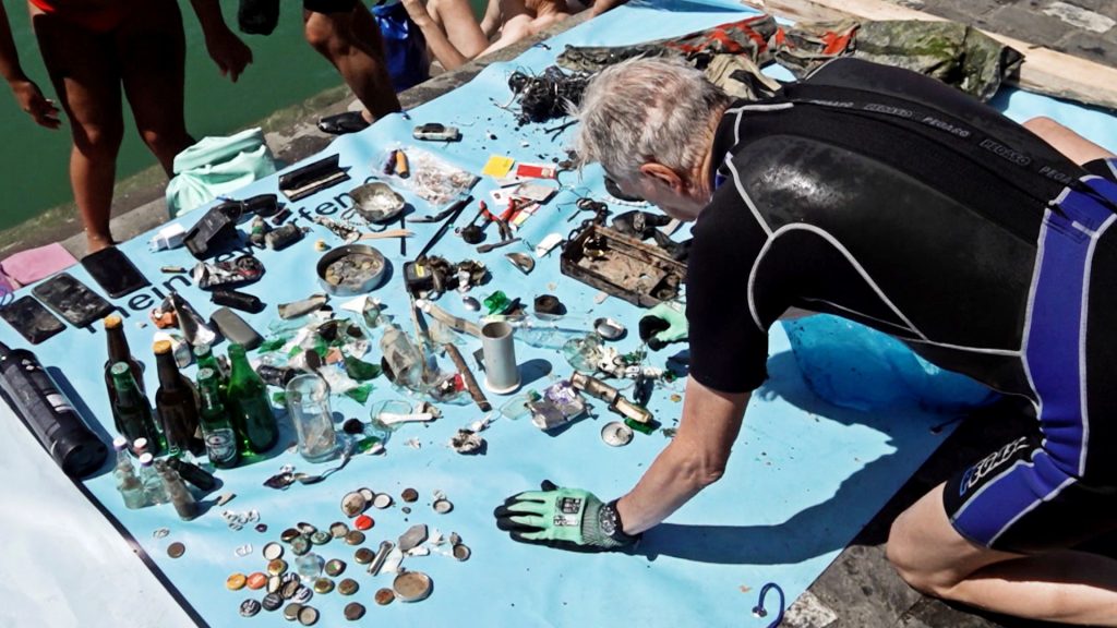 Nach Frauen-EM und ESC: Abfalltaucher holen viel Müll aus dem Rhein