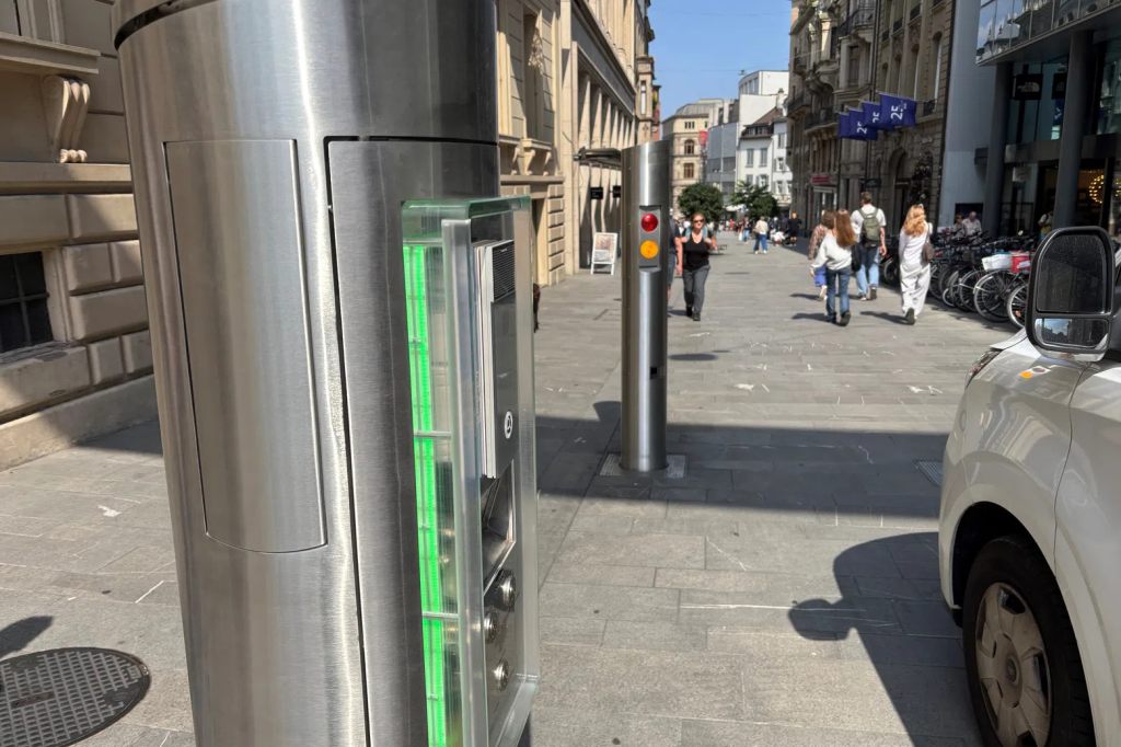 Neue Poller-Anlage regelt Zufahrt in die Freie Strasse