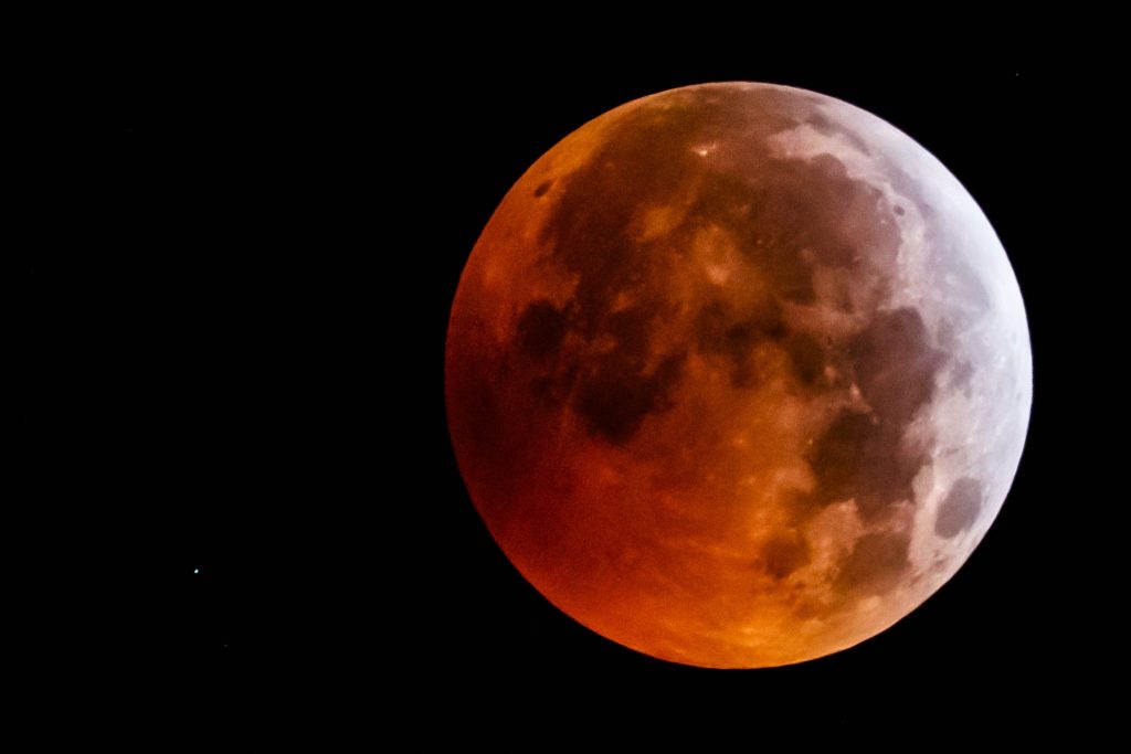 Totale Mondfinsternis am Sonntag: Alles, was du dazu wissen musst