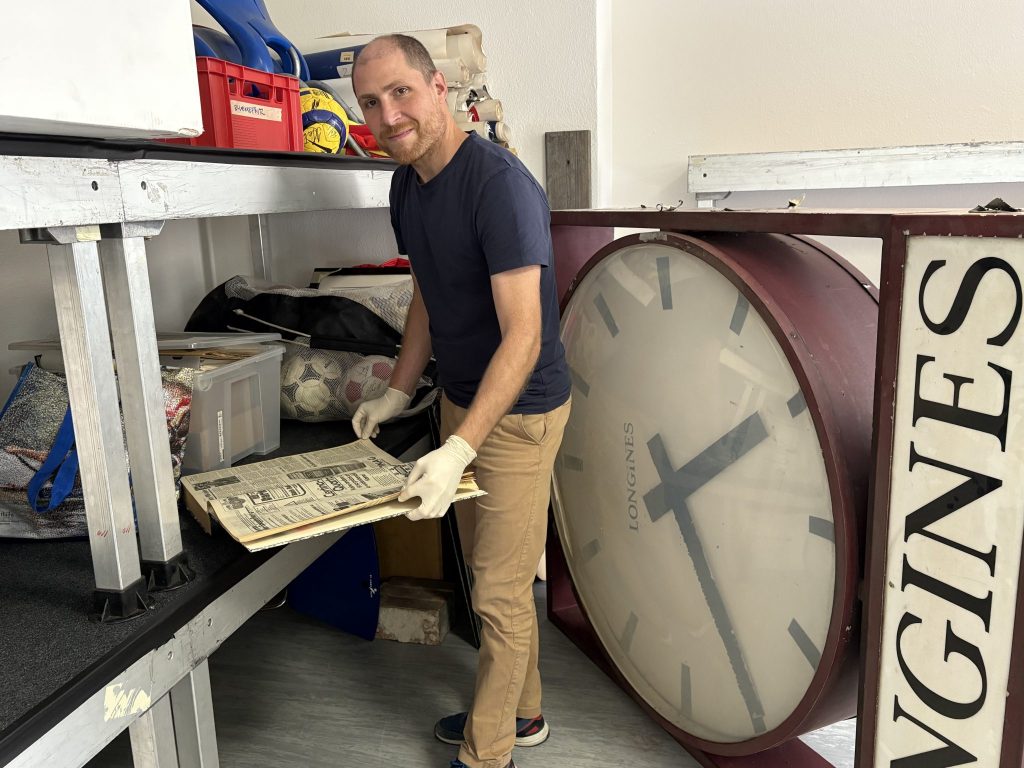 Austausch und Degens EM-Trikot: Auf Schatzsuche im FCB-Museumsdepot