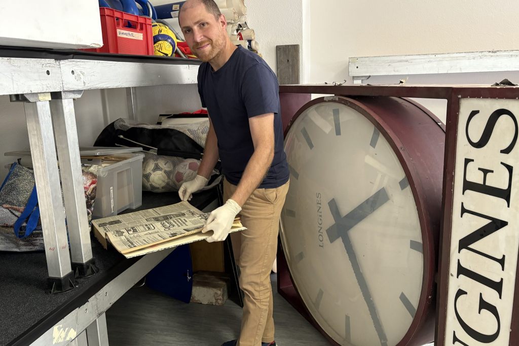 Austausch und Degens EM-Trikot: Auf Schatzsuche im FCB-Museumsdepot