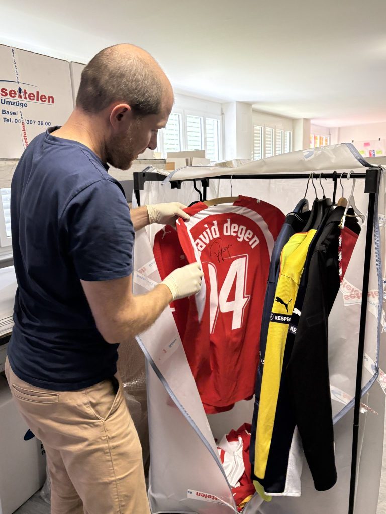 Austausch und Degens EM-Trikot: Auf Schatzsuche im FCB-Museumsdepot