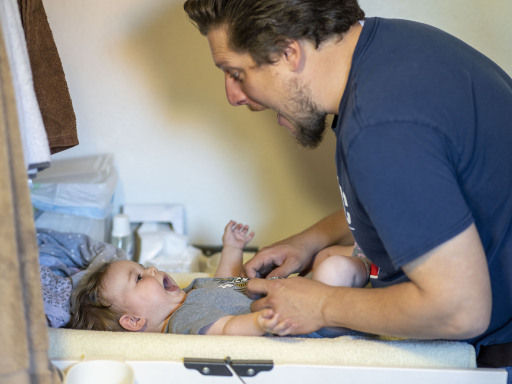 Parlament spricht sich knapp für Elternzeit-Motion aus