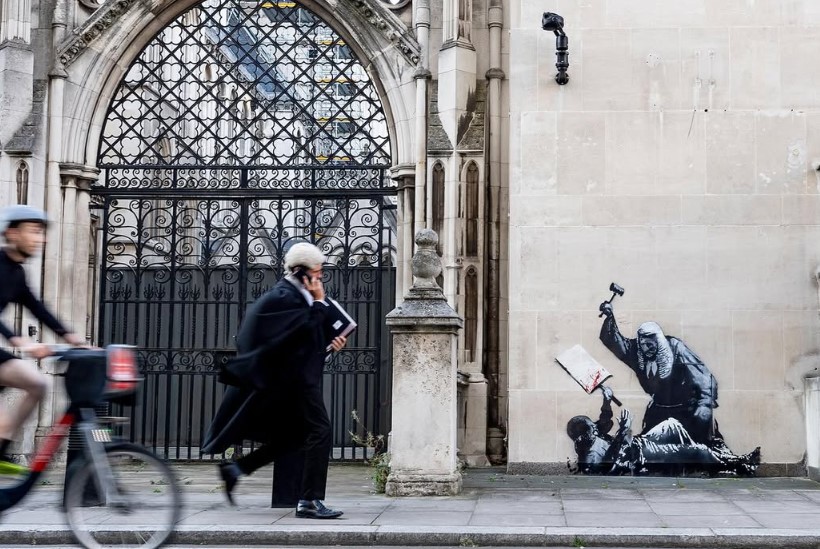 Richter schlägt auf Demonstrant ein: Neuer Banksy in London aufgetaucht