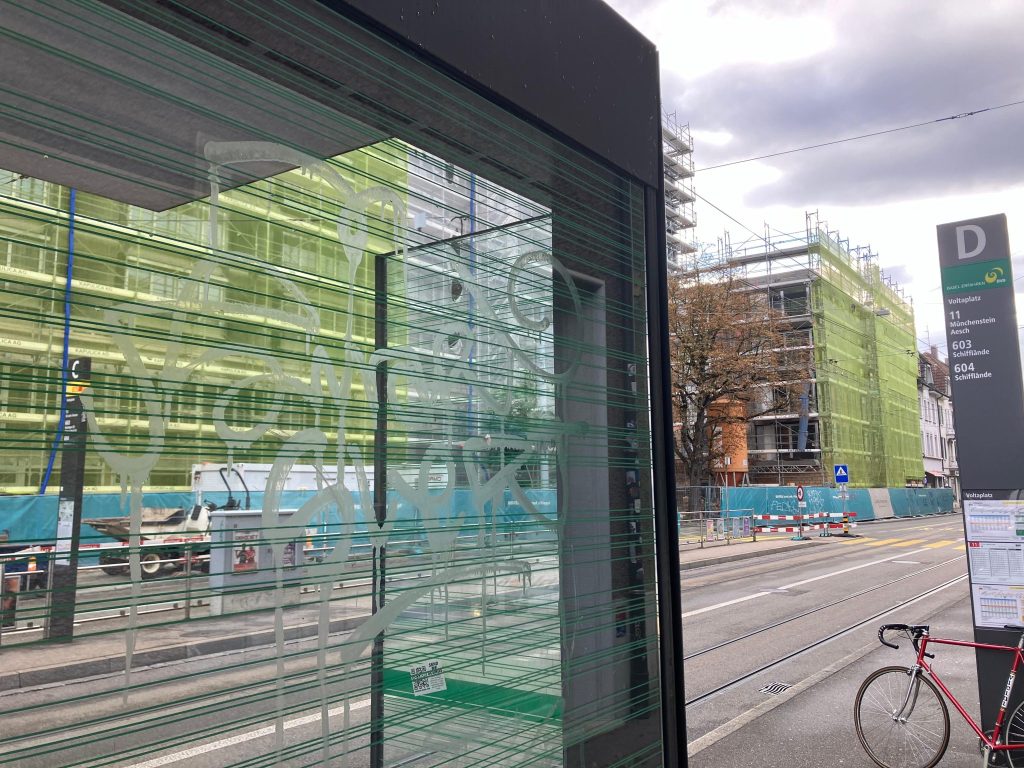 Säure-Graffitis an Tramhaltestellen – Gefahr bleibt gering