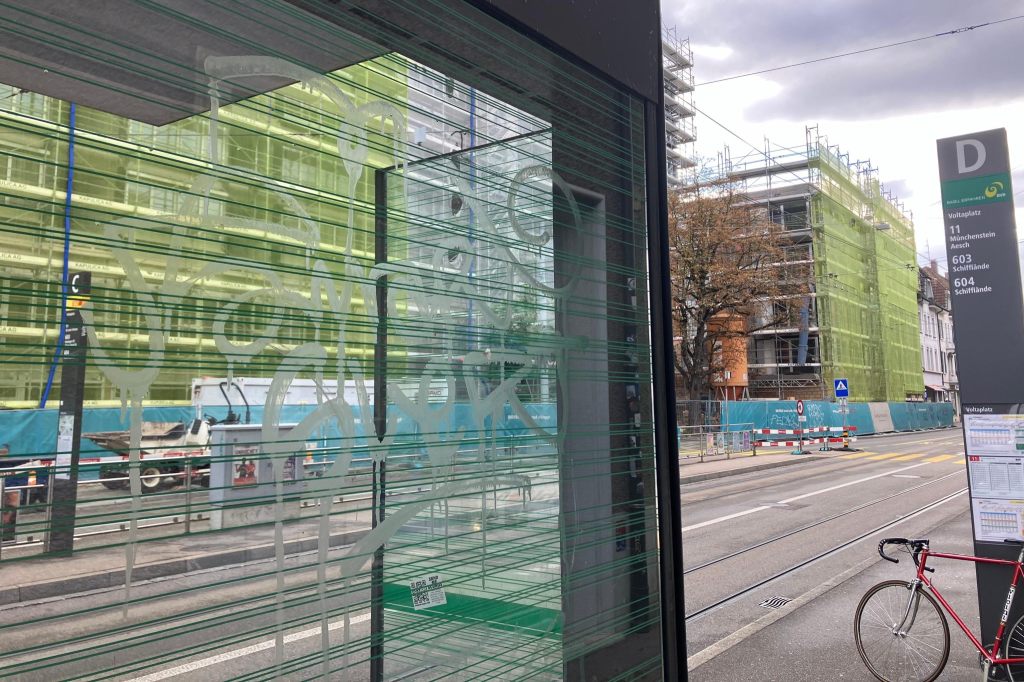 Säure-Graffitis an Tramhaltestellen – Gefahr bleibt gering