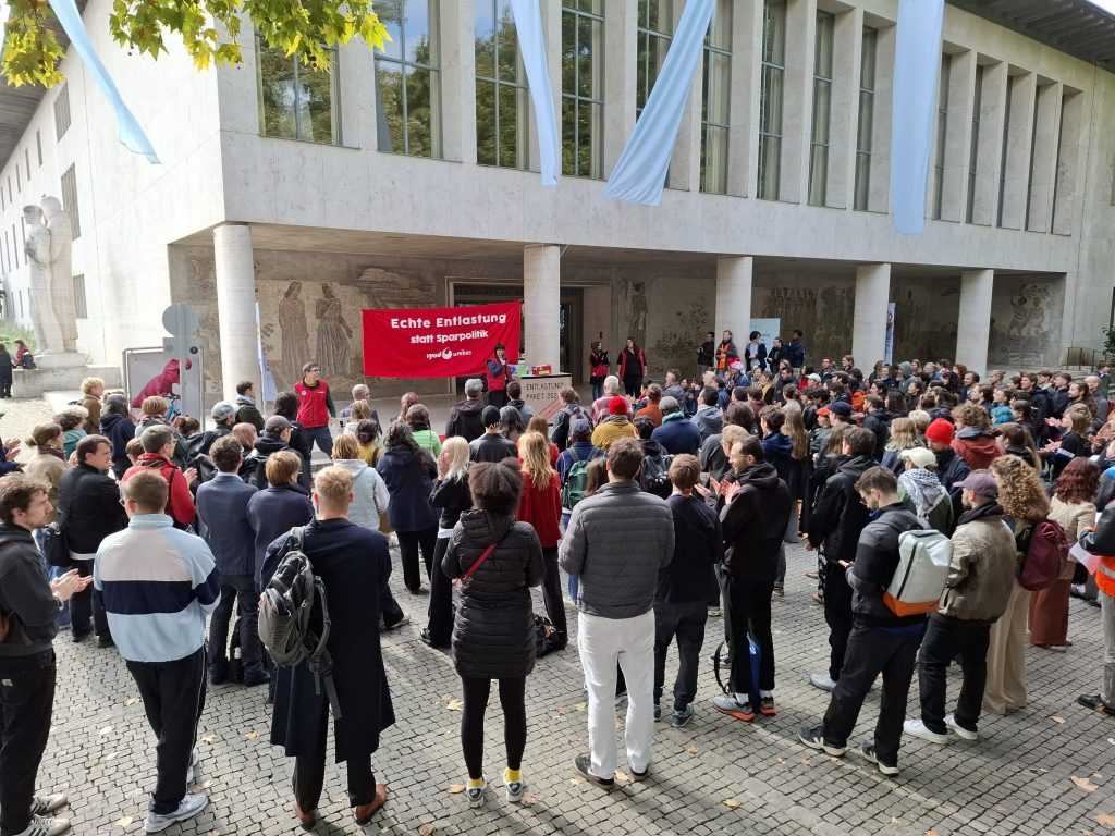 Studis und Personal der Uni Basel demonstrieren gegen Sparmassnahmen des Bundes