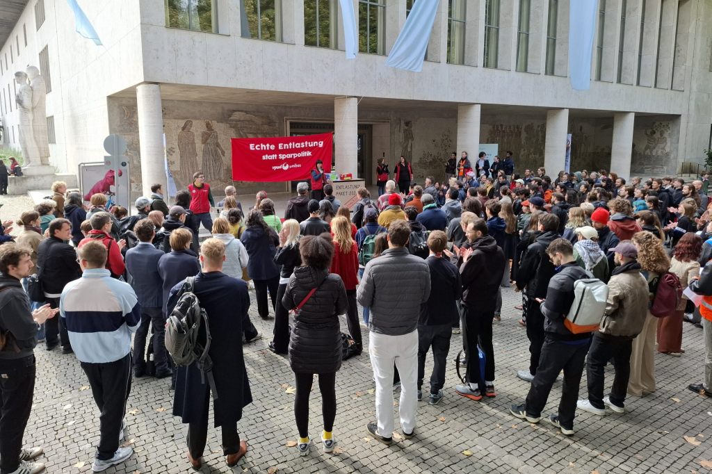 Studis und Personal der Uni Basel demonstrieren gegen Sparmassnahmen des Bundes