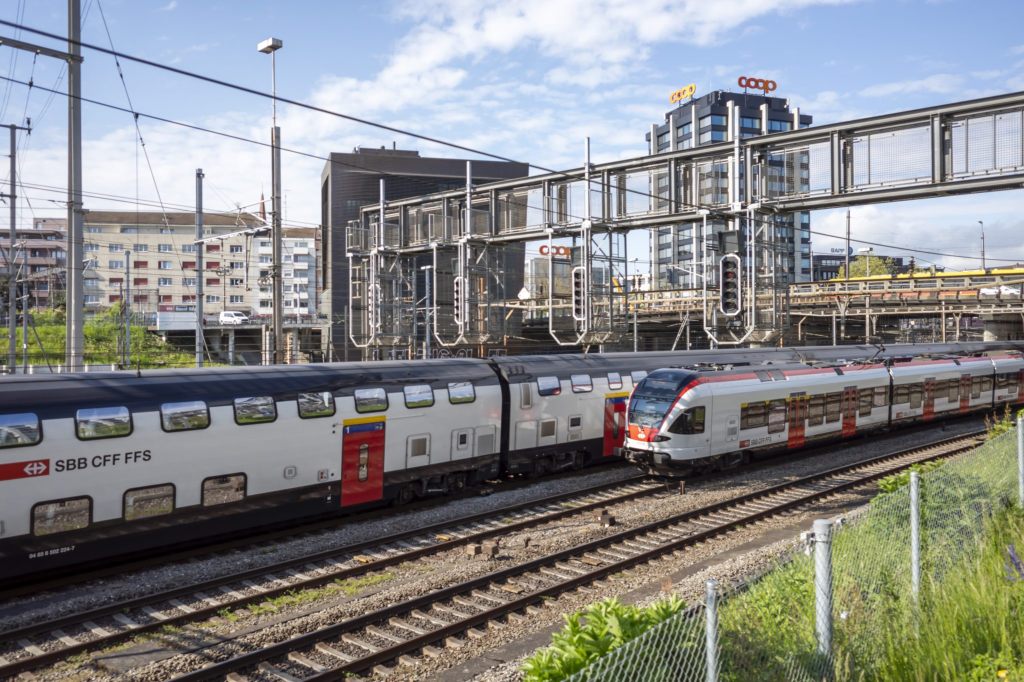 Zug fährt in Basel an Haltesignal vorbei – Wagen entgleist