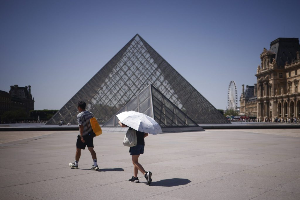Louvre bleibt nach Einbruch für Besucher weiter geschlossen