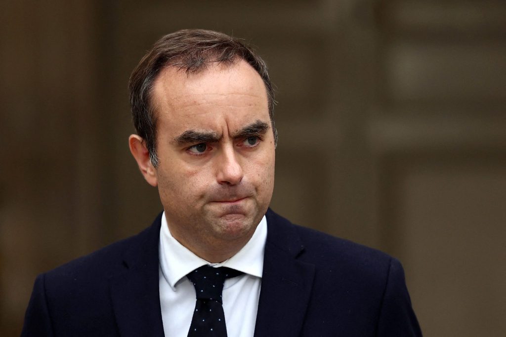 Zurückgetretener Premier soll in Paris Weg aus Krise finden