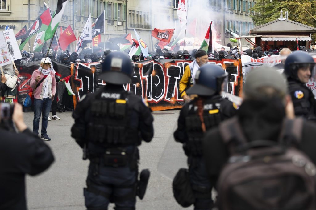Teilnehmende an Palästina-Demo in Bern von Polizei eingekesselt